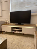 Rack para TV de 1,80 Lumina com fita de LED e pés em madeira Artely Pinho/Off white