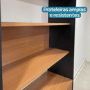 Armário com duas portas e pés em ferro